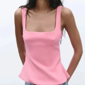 Rosa linnetopp med rosett i ryggen - Supersöt rosa topp från Zara i storlek L men skulle säga att den passar M då den är liten i storlek. Helt ny aldrig använd🤩🎀