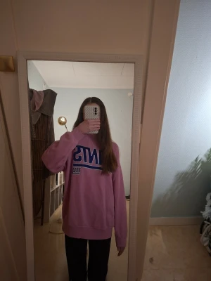 Giants rosa oversized tröja - Säljer denna fina rosa oversized tröja från H&M i strl XS. Eftersom den är oversized passar den XS-S. Den är fodrad inuti och är mjuk och bekväm. Passar både för att ha ute eller bara hemma som mjukis. Den är använd några gånger men har inga defekter på användning. Minns inte exakt men nypris var ungefär 300 kr. 