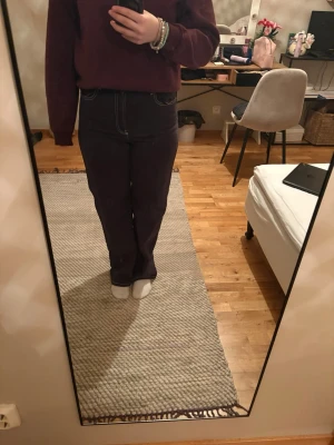 Svarta jeans  - Svarta baggy jeans med vita sömmar