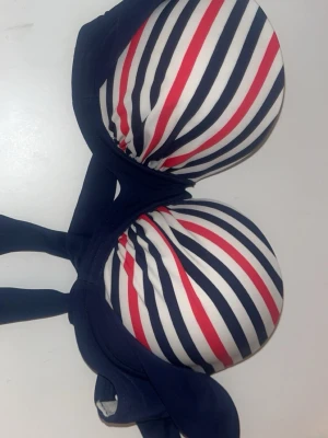 2016 binkin topp  - As snygg bikini topp fick i present men knappt använt den,den ger sån 2016 vibes. Storleken står på nästa bild💞 