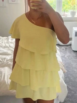 Gul volangklänning - Säljer nu min fina gula volangklänning från Zara❤️‍🔥❤️‍🔥❤️‍🔥 fint skick & inga defekter! Använd gärna köp nu🥰