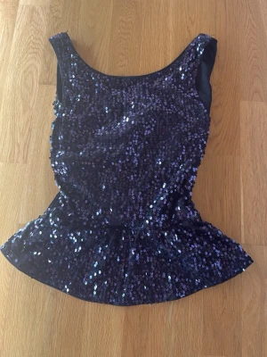  Festtopp med öppen rygg - Snygg festtopp med öppen rygg. Lila/marinblå. Har inte kommits till användning. Pris kan diskuteras!💕
