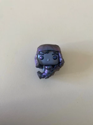 Stranger things kinder joy Eddie - Stranger things kinder joy Eddie. Man får inte med någon choklad. Figuren är i nyskick.