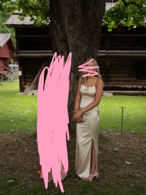 Balklänning  - Hej! Säljer min balklänning då den inte kommer komma till användning igen. Klänningen är från Bubbelroom och jag köpte den i nypris för 799kr, klänningen är i strl 36. Kanten längst ned är även uppsydd då klänningen var för lång för mig som är 169cm, men detta är inget som syns från utsidan av klänningen, bild 3 visar den fållade kanten från insidan. Endast använd en gång🥰