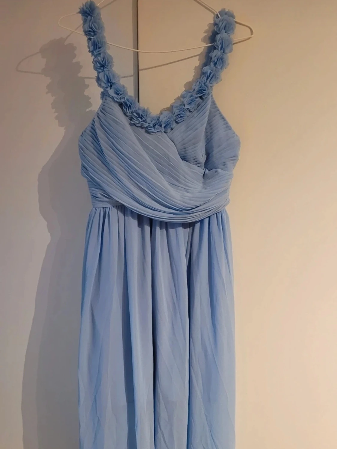 Ljusblå långklänning med blommor - 1