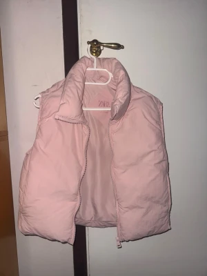 Ljusrosa dunväst från zara - Hej! Säljer en rosa dunväst från Zara nästan helt oanvänd använd Max 2 gånger storlek 152💕
