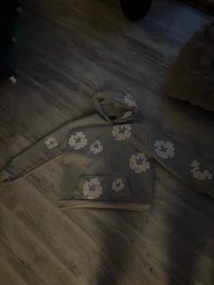 Denim tears hoodie  - Snygg och billig denim tears hoodie, kom privat för frågor eller bilder, pris kan nog ej va hugget i stenen!😉