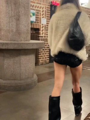 Glittriga shorts - Säljer ett par super snygga trendiga svarta shorts som har svarta paljetter. Använd 1 gång. (Egna bilder) skriv till mig vid frågor💕 