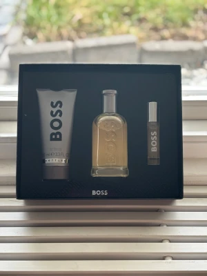 Boss Bottled - Parfym kit - Hej, säljer nu iväg ett parfym kit från Hugo Boss. Fick det i present men tyvärr inte kommit till användning, känns onödigt att det ligger orört. Allt är helt nytt! Nypris ca 850:-. Innehåller 100ml dusch gel, 100ml parfym, 10ml travel spray. Har du några fler frågor eller funderingar så är det bara att höra av dig!