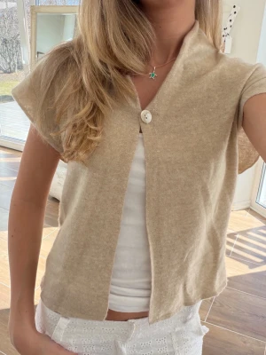 Kofta i linne/kashmir  - Storlek XS. Material: 58% Kashmir, 42% Linné. Osäker på om jag vill sälja, säljer endast för angivet pris. Skickas inom 24h. 