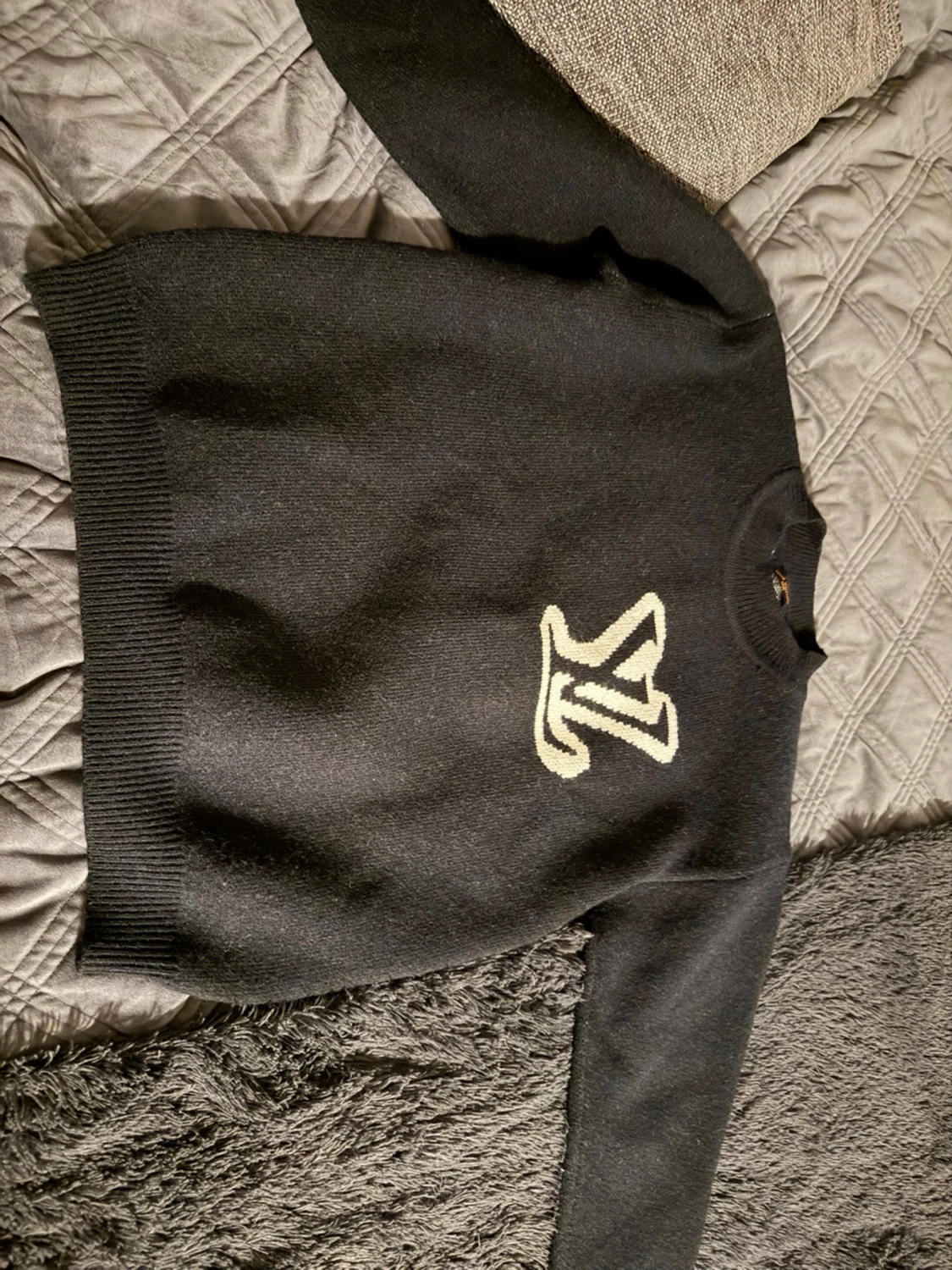 Svart stickad tröja
