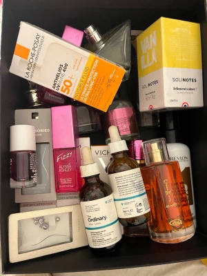 Smink, parfym, hudvård, smycken - En box med flera parfymer. Innehåller även några hår- och hudvårdsprodukter. Tänk på att vissa grejer är sålda så hör av er till mig vad ni är intresserade av!💗🥰