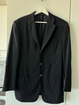 Svart kavaj från Giorgio Armani - Giorgio armani borgo 21 jacket vintage. Kavajen har axelvaddar, tre framfickor och är tillverkad i ett tunt, elegant tyg från Italien. Jag köpte den för jag ville ha en oversized kavaj, men den är lite väl oversized för min smak. Den är från herravdelningen men som sagt passar jättebra om du vill ha en overzied look. Jag bär storlek S för referens. 