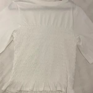 Smockad topp  - Super snygg t-shirt i från H&M.  Andra fotot är inte mitt💗💗 Säljer billigare då jag också köpt den från Plick!!