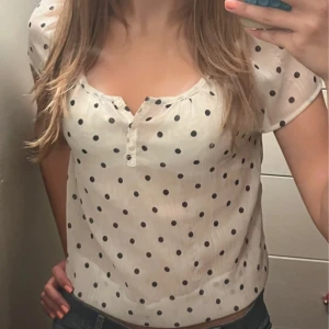 Prickig topp från Hollister  - Supersöt vintage prickig topp från Hollister med puffärm! 