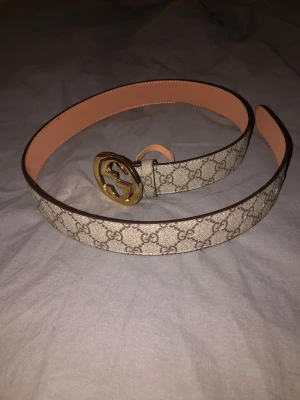 Gucc1 Bälte - Oanvänd bälte i snygg beige färg! Längd 115