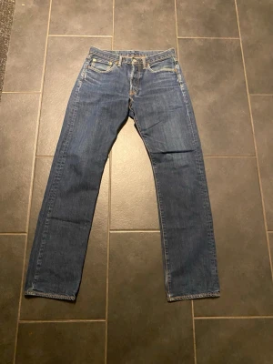 Levis 501 - Säljer ett par riktigt feta Levis 501.  Det är väldigt bra skick med en snygg tvätt och färg. Storlek: W31 L34 Hör av dig vid frågor! Pris kan diskuteras