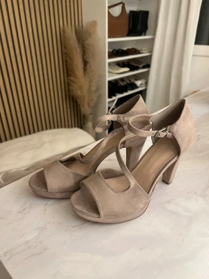 Beige/ rosa mocka-pumps med klack - Snygga beige/ rosa pumps i mocka med öppen tå och bred klack. Skorna har en elegant rem över foten och justerbart spänne vid ankeln. Perfekta för dig som gillar stilrena och trendiga skor med lite höjd. Köpa på deichmann. Använda en kväll på min bal💕💕