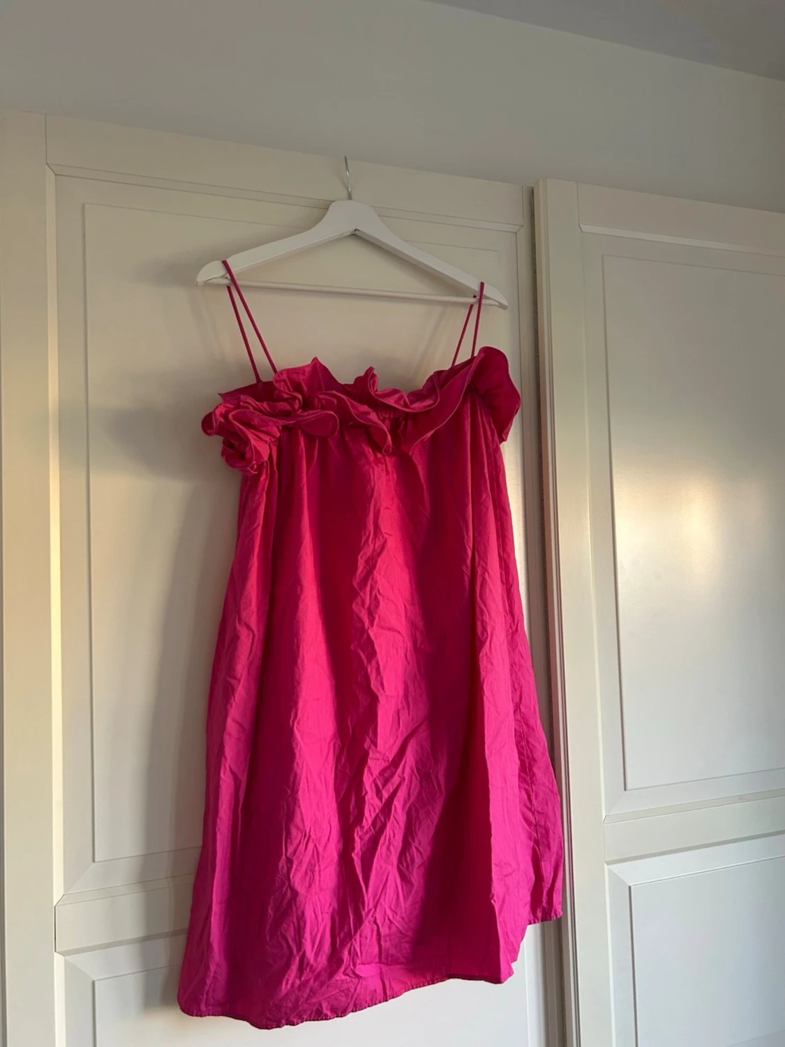 Rosa volangklänning med smala band - 1