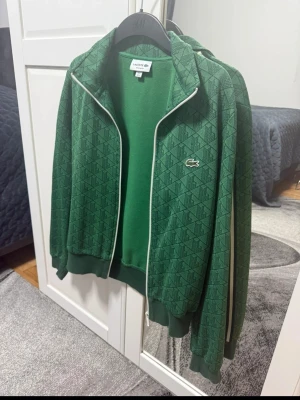 Lacoste zip-up - Snygg grön zip-up från Lacoste. Inga fel på den den är hel säljer den för att jag ska köpa en större storlek. Skriv för frågor och mer bilder eller prisförslag.