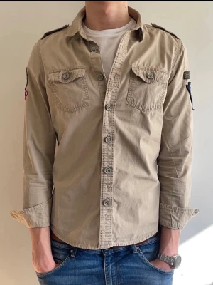 Superdry overshirt - Säljer denna riktigt feta overshirt/skjorta från Superdry. Storlek L och är slim i passformen. Riktigt snygga paches på båda ärmarna och två fickor framtill. Tveka inte på att ställa frågor!🤩 Priset är inte hugget i sten! 🪨 