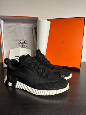 Snygga H skor  - Finna H skor i storlek 43. Plick tar bort när jag skriver märket då dom vill se kvitto! Bra skick! Fraktar snabbt! 