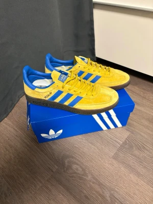 Adidas Spezial - Adidas spezial skor blå och gula (obs lådan på bilden är inte lådan som hör till skorna)