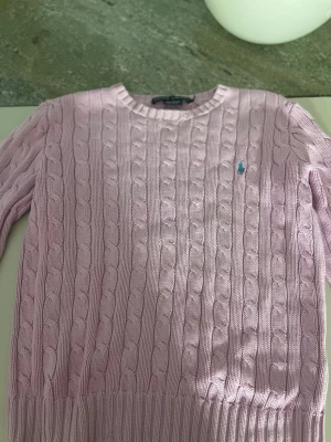 Ljusrosa Ralph Lauren tröja  - Ljusrosa  tröja från  Ralph Lauren med rund hals. Som man ser på sista bilden e den lite trasig men de syns inte så mycket på❣️