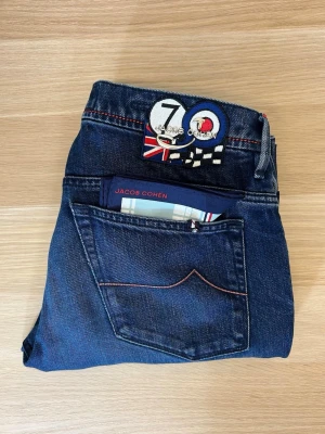 Jacob Cohën Limited Edition Jeans | Mod - Exklusiva limited edition Jacob Cohën jeans i modellen Mod, väldigt sällsynta och säljs inte längre | W33/L30 | Defekter: Nej, OBS! Jeansen är upplagda och har ej originalsöm | Midja: 43 cm | Längd: 99 cm | Innerben: 76 cm | Måttavvikelser +-1 cm | Modellen är 175 cm och väger 70 kg | Tveka inte att kontakta mig vid frågor😁