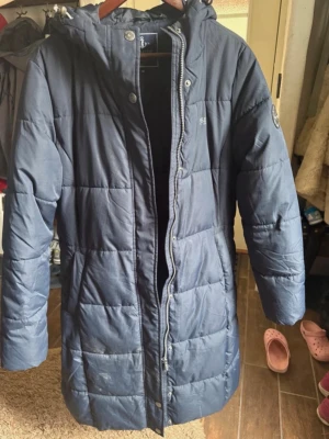 Seaside jacka  - väldigt skön och varm jacka som är lite längre och har inga defekter. Stolek 42 men något mindre.  