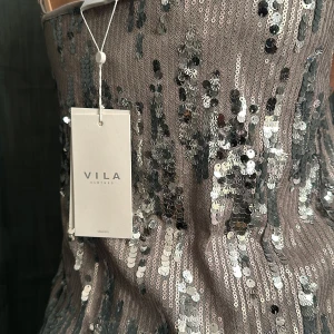 Paljettopp - Silvrig paljettopp köpt på stank. Aldrig använd med prislapp kvar. Festlig 🩶utgångspriset står med på bilderna: 499kr