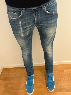 Dondup jeans - Säljer dessa sjukt feta dondup jeans med slitningar och hål på knät | Modell: George | Storlek 32 | Bra skick | hör av dig vid minsta fråga eller fundering 