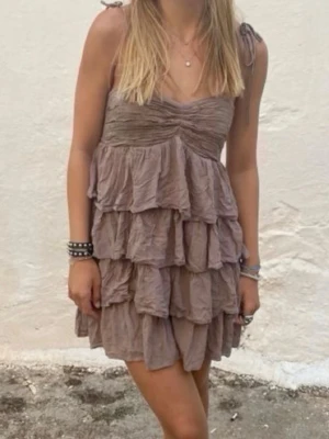 Beige volangklänning med axelband - Jättesöt! Passar 34/36 skulle jag säga. Axelbanden är justerbara! 