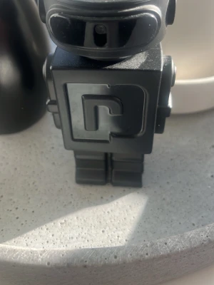 Paco Rabanne phantom 50ml - Säljer  Paco Rabanne Phantom 50ml. Det är ungefär 46ml kvar i flaskan. Flaskan är i bra skick och har varit försiktigt använd. Jag har tyvärr inte kvar förpackningen till den. Jag säljer den eftersom jag rensar ut min parfymsamling.