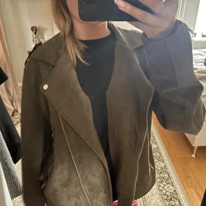 Olivgrön mocka jacka  med dragkedjor - Säljer en jätte fin mocka jacka i grön färg, använd 💕💕några få gånger.från märket ONCE I storlek XL.
