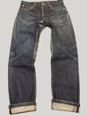 A.P.C. Selvedge jeans med sjuka fades - Säljer ett par A.P.C. Selvedge jeans med klassisk femficksdesign. Jeansen har kontrastsömmar och är tillverkade i kraftigt denimtyg. Perfekta för en avslappnad och stilren look.
