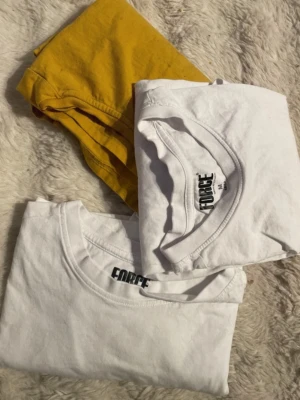 2 vita och 1 gul FORCE t-shirt - Tre stilrena t-shirts från FORCE, två i vitt och en i gult. Klassisk rund halsringning och korta ärmar. Perfekta basplagg till garderoben och tillverkade i mjuk bomull för skön känsla.
