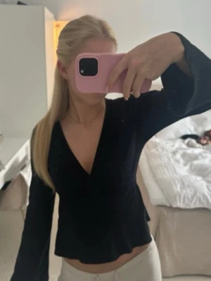 Svart knyttopp - Säljer en svart knyttopp från Gina Tricot. Knappt använd och i väldigt bra skick.