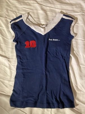 Blå iets frans topp - Mörkblå topp med vit v-ringad krage och ärmlös design. Jättecool och stretchig☺️ Köpt från Urban Outfitters