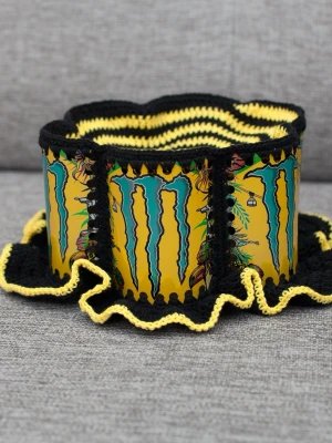 Virkad ölhatt Monster Energy energidryck - Unik virkad ölhatt med Monster.  Virkad i 100% bomull. Passar upp till 60cm.  Vissa burkar kan ha mindre repor eller bucklor, vilket tyvärr kan uppstå under tillverkningen av hattarna. Insidan av burkarna slipas efter hålen tagits för att undvika vassa kanter. Därför kan det ibland finnas lite slipmärken, men det är inget som stör eftersom det är på insidan av hattarna.  Färger kan variera något beroende på skärminställningar.