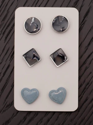 Handgjorda örhängen i polymerlera och stift i rostfritt stål stiftörhängen  - Handgjorda örhängen i polymerlera och stift i rostfritt stål.  Självklart nya och oanvända. Storlek: 1,5x1,5cm.  Färgerna kan variera beroende på skärminställningar.