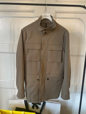 J.Lindeberg Bailey  - Tja! Säljer denna riktigt stiliga Bailey jackan för 1299kr. Priset går att sänka ”lite” vid snabb affär | Nypris - 4000kr | Skick - Oanvänd 10/10 | Size - S | Medföljer - Og Tags | Tveka inte att höra av dig vid minsta lilla fundering! 