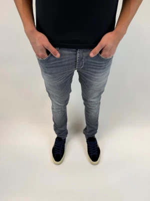 Dondup Jeans George  - Dondup Jeans George! Trendigaste jeansen på marknaden.  Ny pris= 4000 kr Säljs för= 1099 kr (Modellen har original slitningar från fabrik vilket är väldigt eftertraktat och populärt)