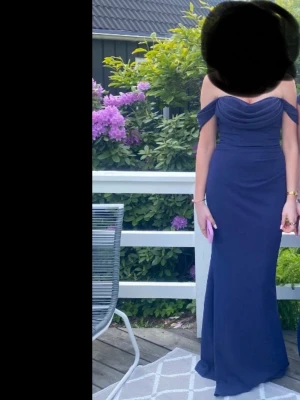 Bal klänning  - Säljer min jättefina marinblåa balklänning. Den är i super fint skick då den bara är använd en gång. Storlek 34!