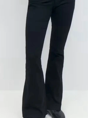 Svarta bootcut jeans med utsvängda ben - Snygga svarta bootcut jeans med hög midja och utsvängda ben. Jeansen har klassisk femficksdesign och är tillverkade i stretchigt denimtyg för en bekväm passform. Perfekta för dig som gillar en retroinspirerad look.