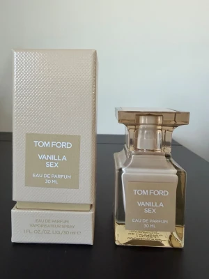 Tom Ford Vanilla Sex EdP 30 ml - Tom Ford Vanilla Sex Eau de Parfum i 30 ml flaska. Endast några få sprayningar använda. Köpte den från Åhlens. Priset för en ny är 2450 sekunder. På sista bilden kan man se en svart linje som visar hur mycket parfym det är i flaskan.