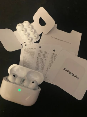 Apple AirPods Pro 3 trådlösa hörlurar - Säljer ett par vita Apple AirPods Pro med laddningsetui och extra silikonpluggar i olika storlekar. Hörlurarna är trådlösa in-ear-modell med stilren design och levereras med originalförpackning och manualer. Perfekta för musik, samtal och träning.     1:1