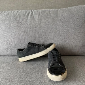 Lanvin skor - Lanvin skor storlek 40-41,5 (uk6)| skick 8/10| nypris runt 5000kr mitt pris 1999kr| medföljer box| har du frågor är det bara att skriva!