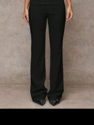 Kostymbyxor - Snygga kostymbyxor. Få använda men lyckats fått knopper imellan benen, men inget som syns alls. Annars är allt i perfekt kondition 