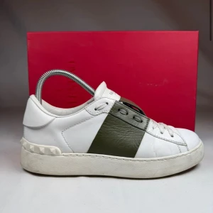 Valentino Open  - Snygga vita sneakers från Valentino Garavani med olivgrön detalj. Jättefina skor passar till mycket🌸Skriv vid frågor!🙌